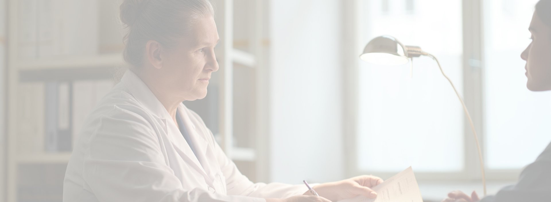 Врач-нарколог ведёт консультацию