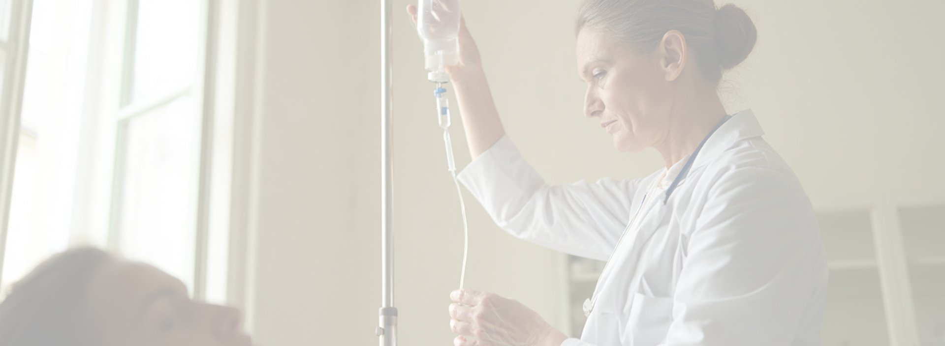 Врач ставит капельницу